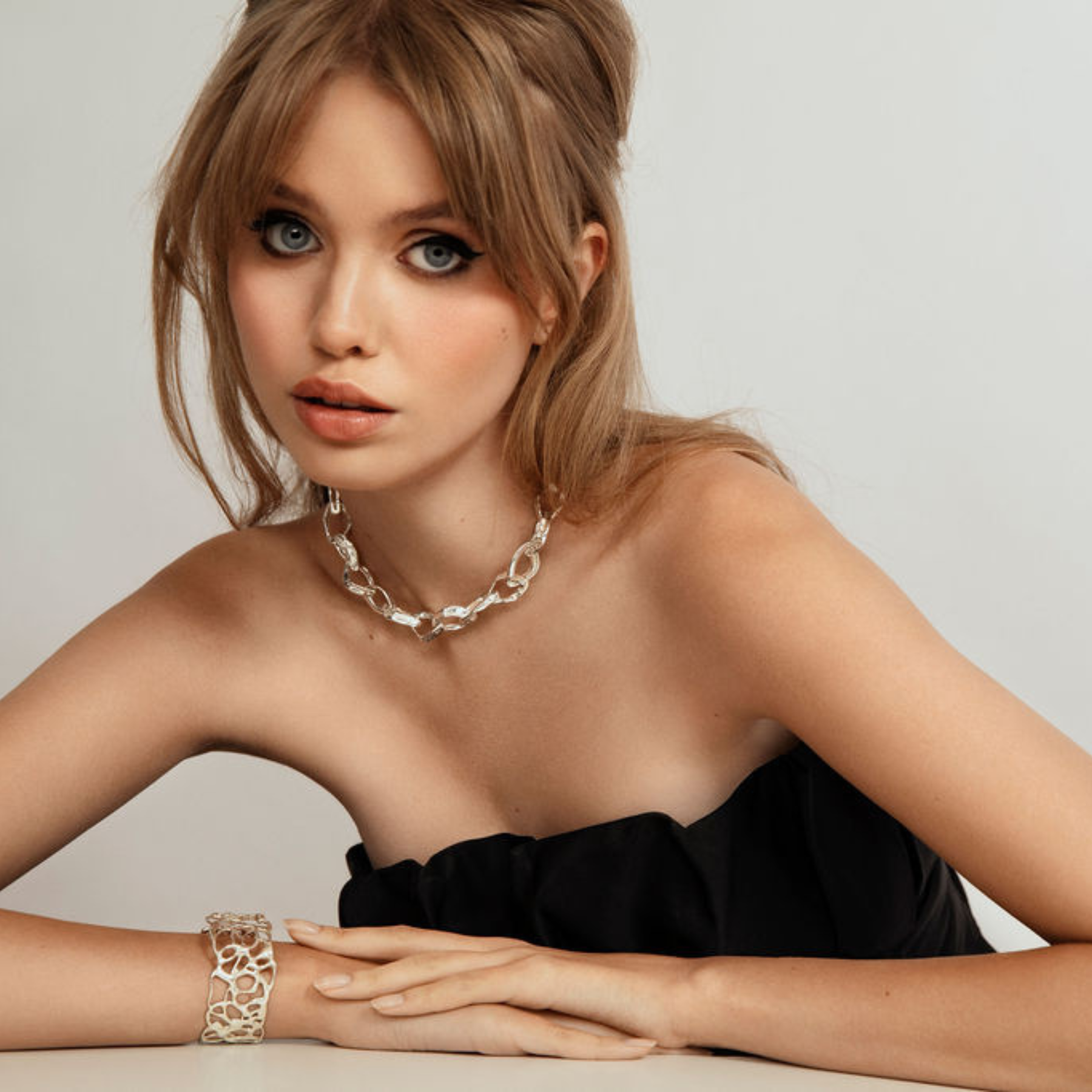 sculptural abstract chunky paper chain statement choker necklace in silver on model by jessica liu