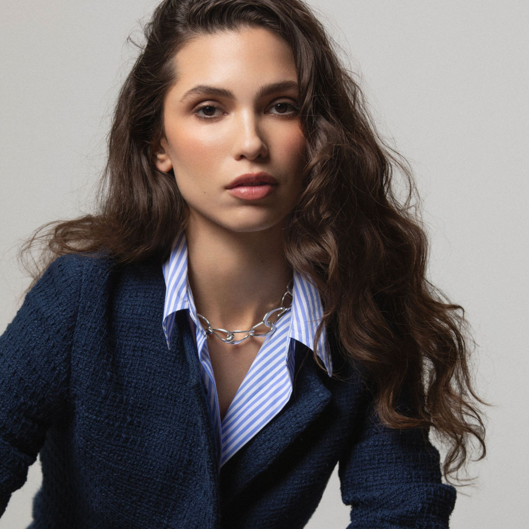 model wearing chunky silver chain necklace with toggle clasp in silver by jessica liu